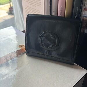 GUCCI Black Patent Leather Double GG Embossed Compact Wallet with Chain